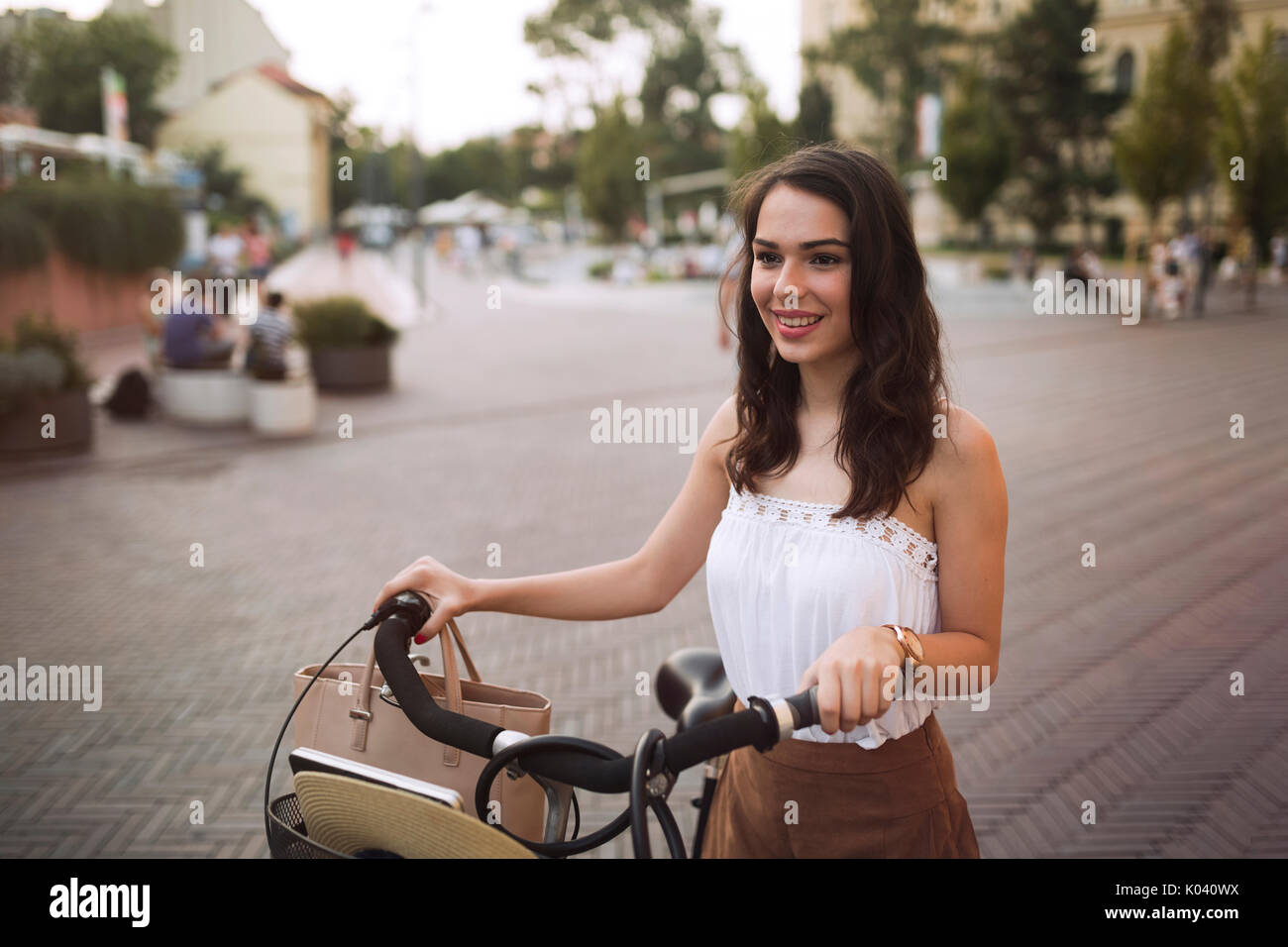 Porträt der schöne junge Frau auf dem Fahrrad genießen. Stockfoto