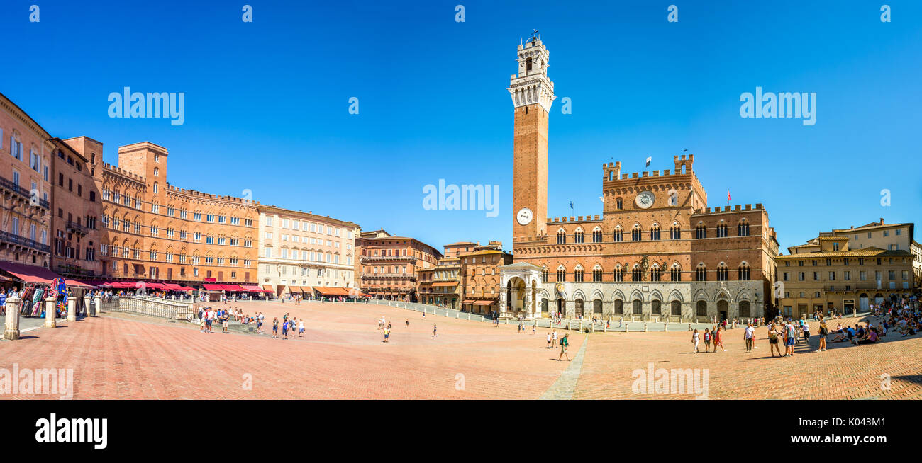 Panorama von der Piazza del Campo (Campo Square), Palazzo Publico und Torre del Mangia Mangia (Turm) in Siena, Toskana, Italien Stockfoto