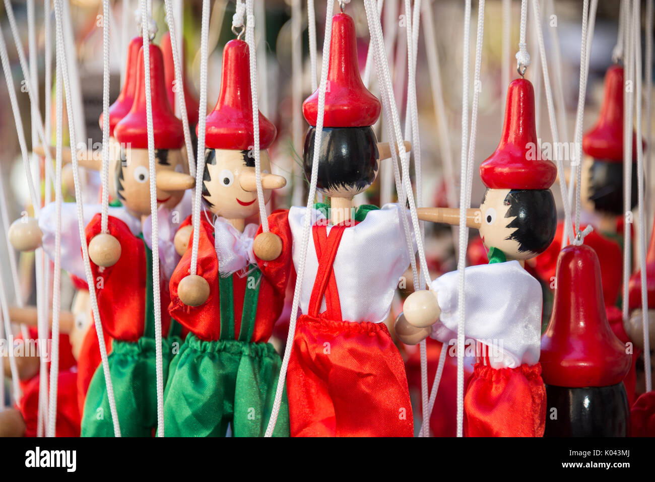 Traditionelle lackiert Rot und Grün Holz- Pinocchio marionette Puppen, Italien Stockfoto