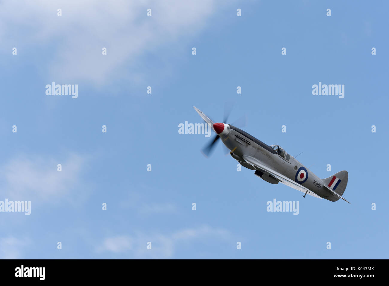 RAF Battle of Britain Memorial Flight Spitfire XIX PS915 wird von Sqn LDR Andy Millikin bei einer Flugschau geflogen Stockfoto