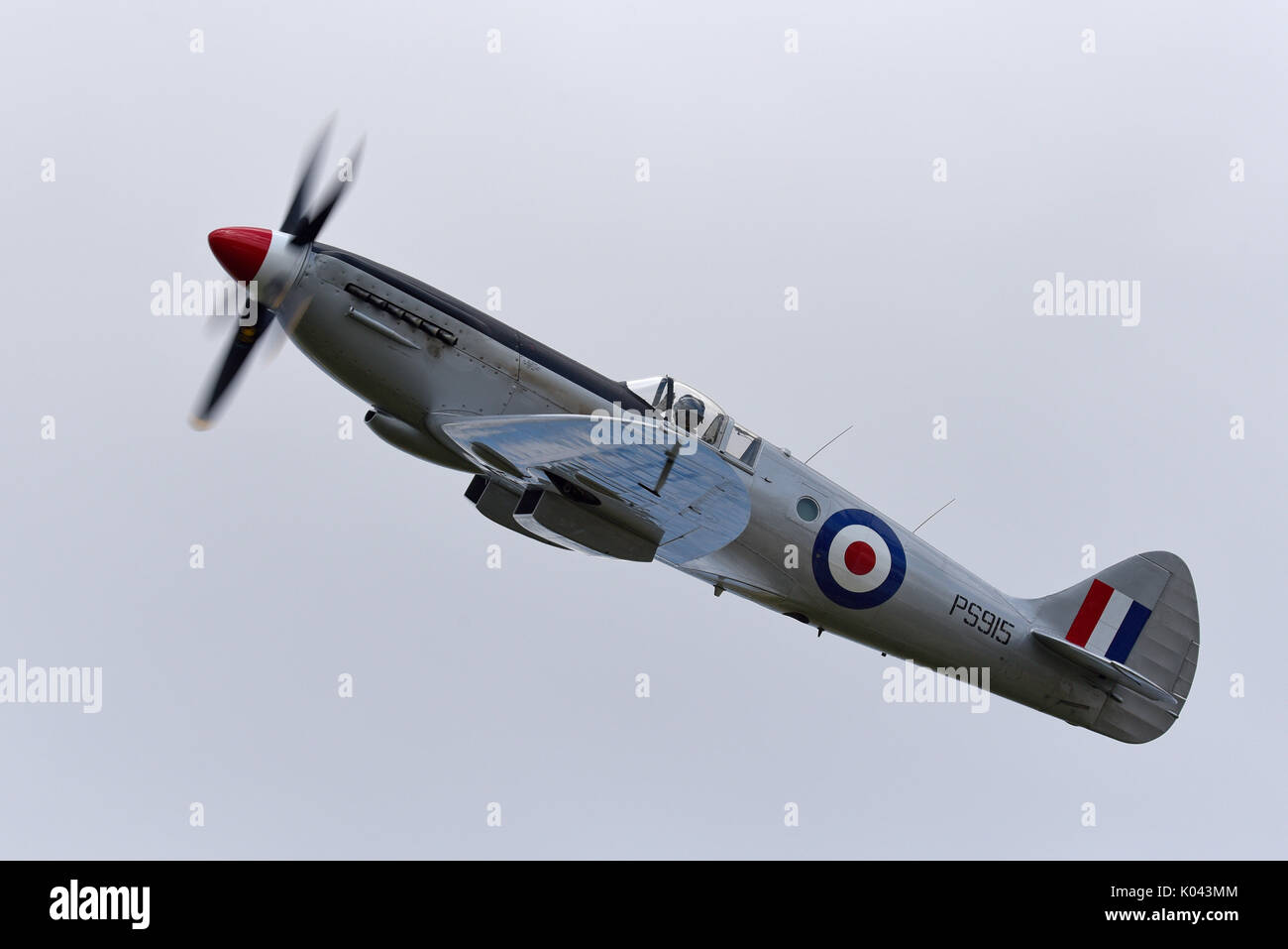RAF Battle of Britain Memorial Flight Spitfire XIX PS915 wird von Sqn LDR Andy Millikin bei einer Flugschau geflogen Stockfoto