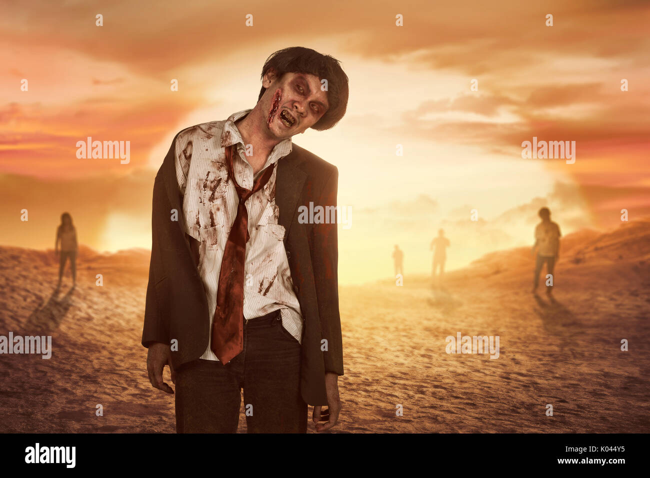 Aggressive asiatische Zombies mit Blut und Kopf neigen bei Sonnenuntergang Stockfoto