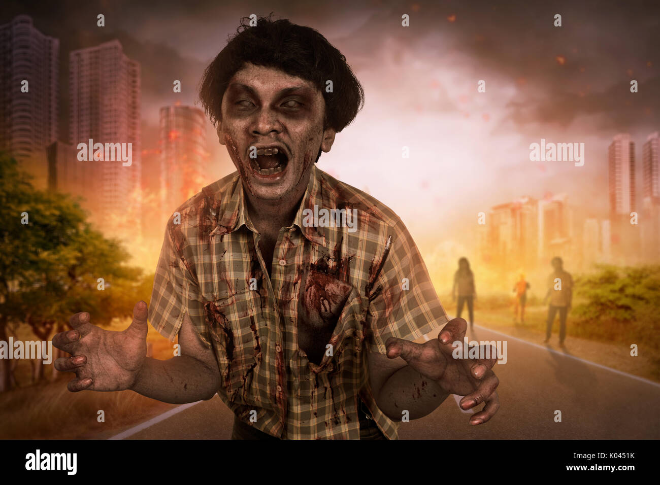 Menge von aggressiven asiatischen Zombies Herumlaufen auf der gebrannten Stadt Stockfoto