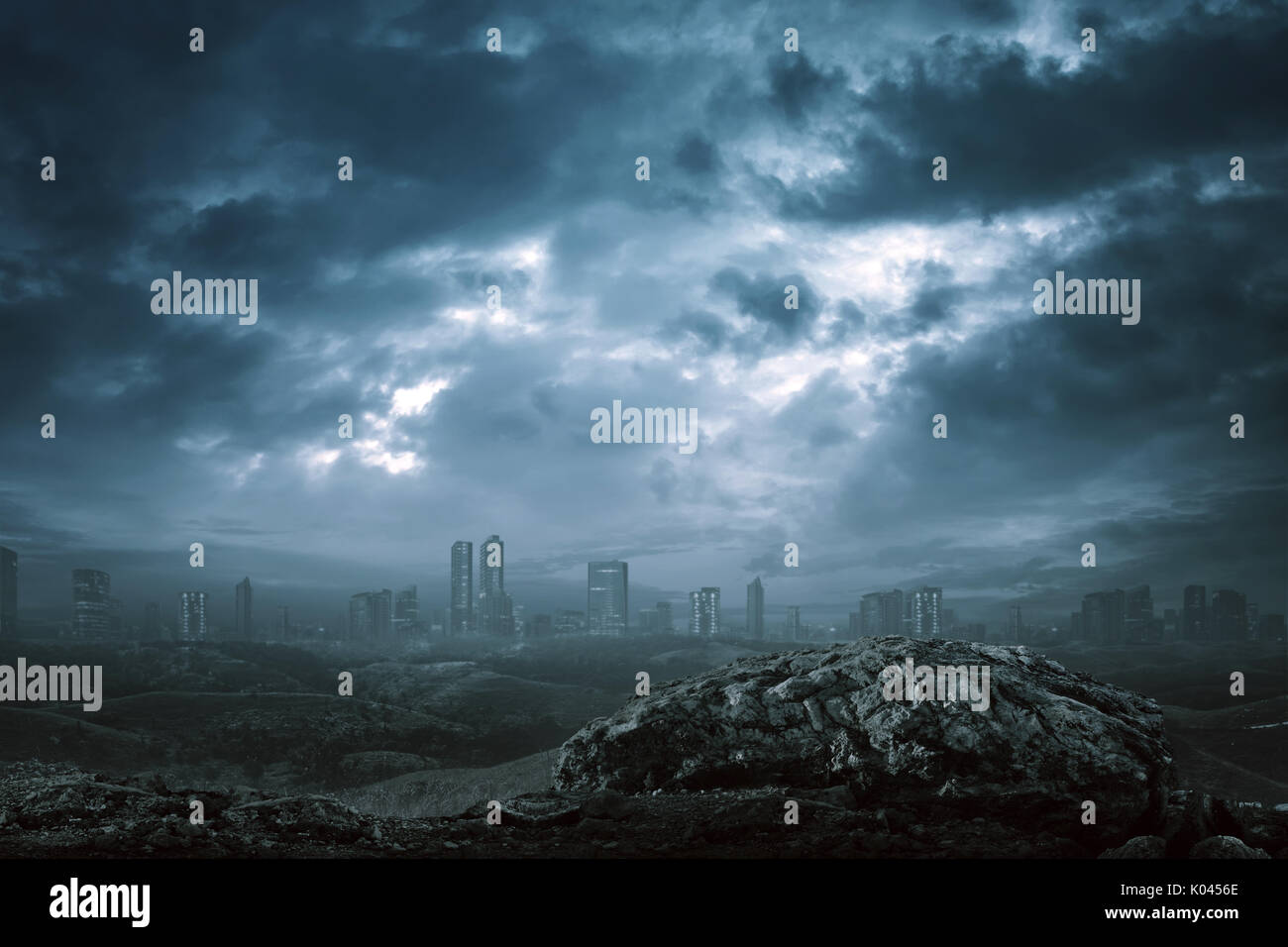 Blick auf die modernen Gebäude mit dunklen Nebel auf der Mystic dark city Stockfoto