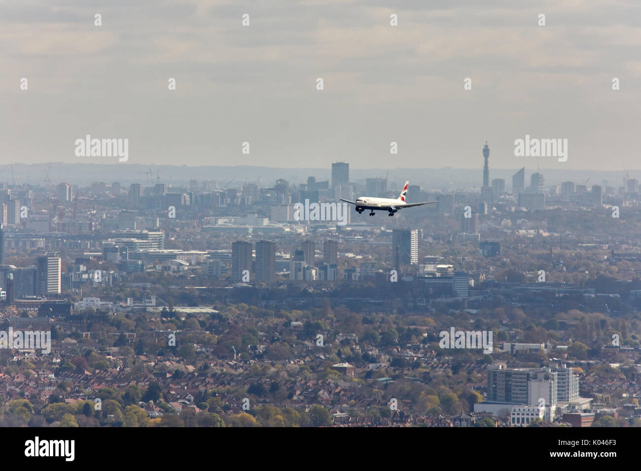 Ein Luftbild von Verkehrsflugzeugen auf Ansatz zum Flughafen Heathrow mit der Skyline von London im Hintergrund Stockfoto