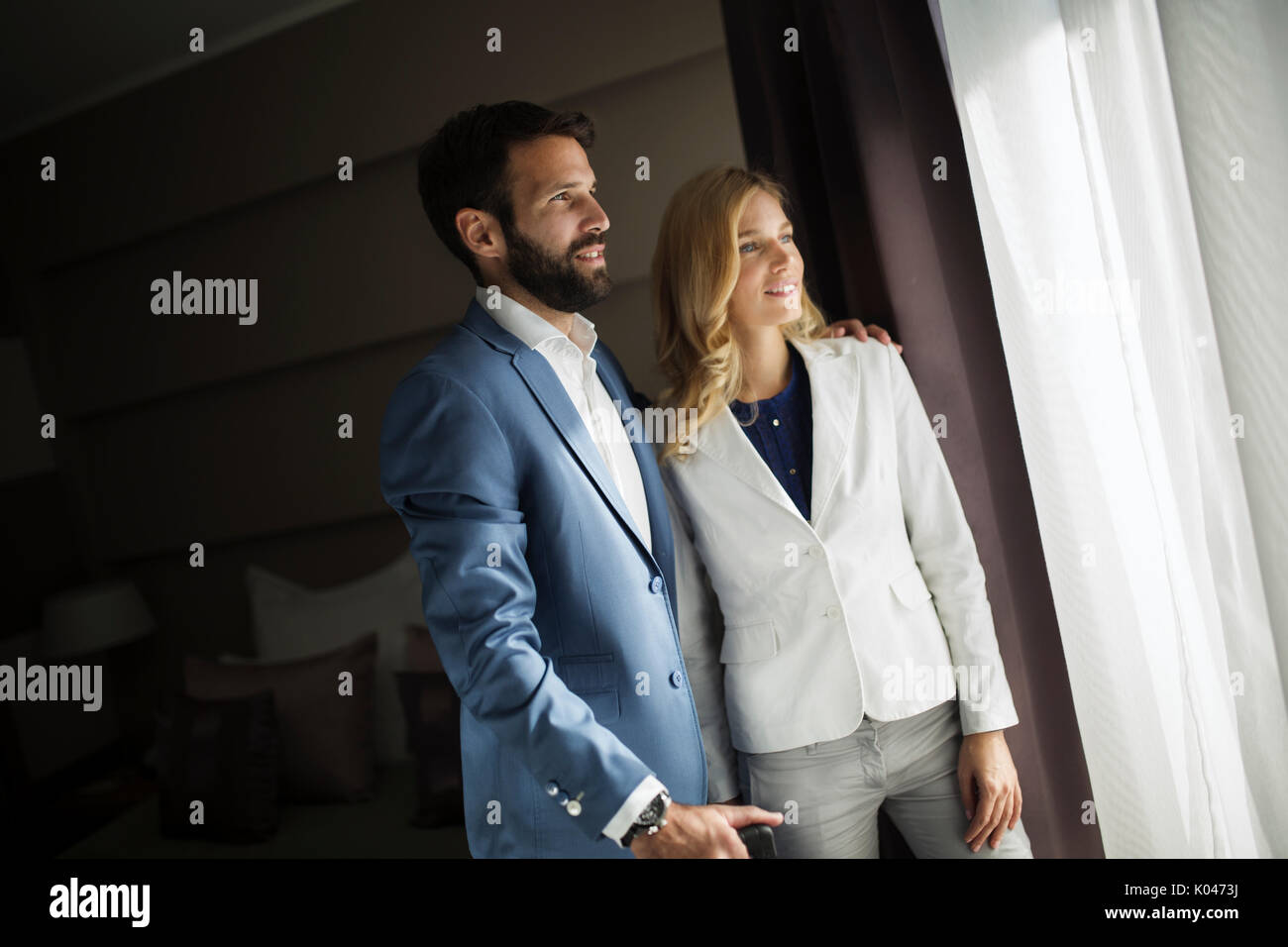 Bild von Kaufmann und Kauffrau im Hotel Zimmer Stockfoto