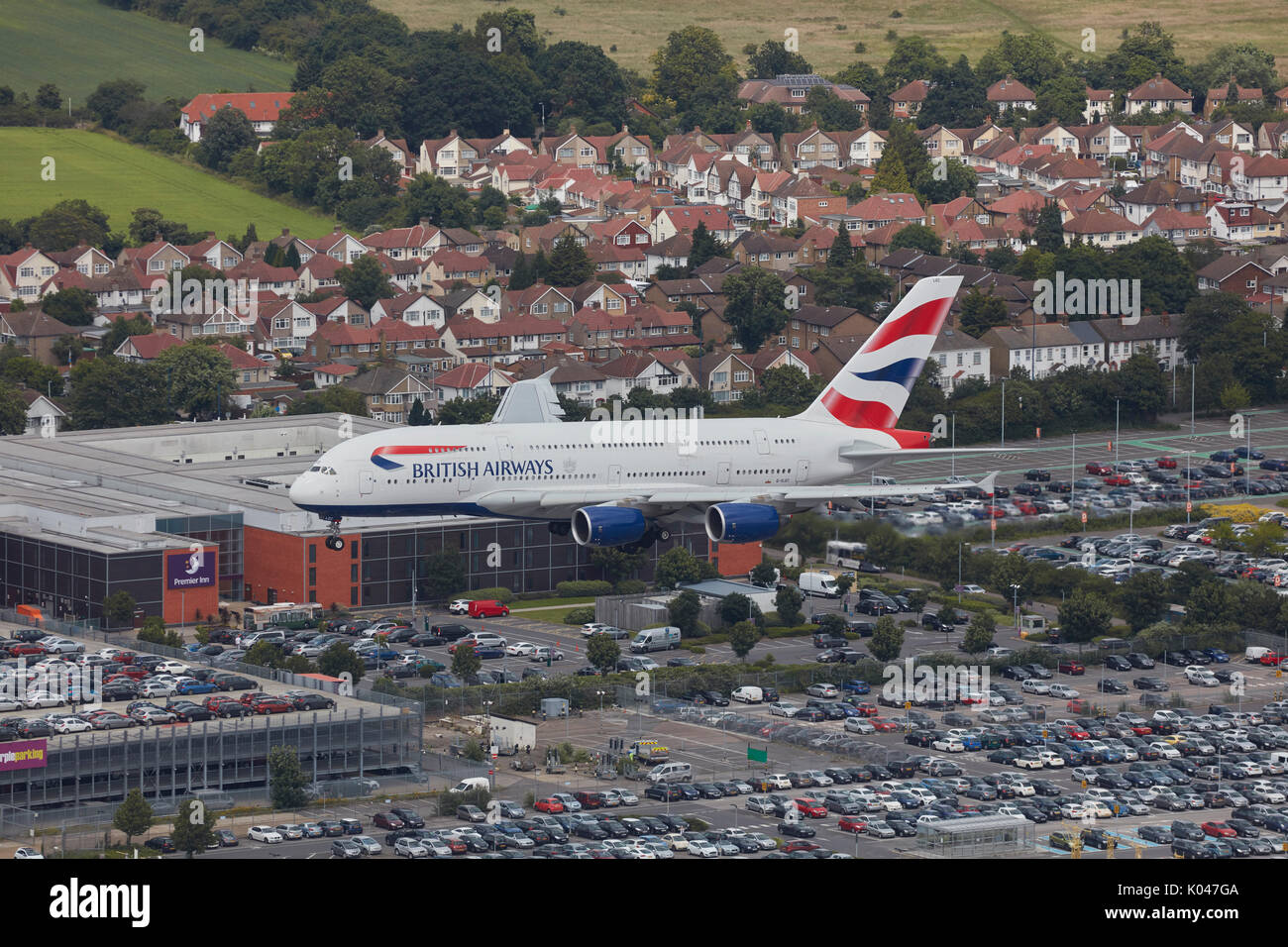 Einen British Airways Airbus A380 im Ansatz zum Flughafen London Heathrow Stockfoto