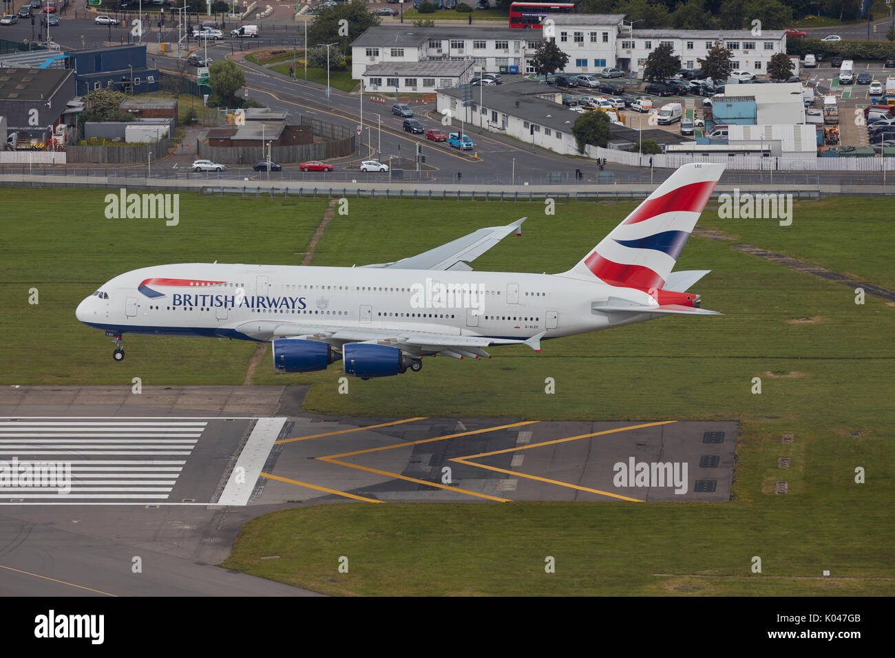 Einen British Airways Airbus A380 im Ansatz zum Flughafen London Heathrow Stockfoto