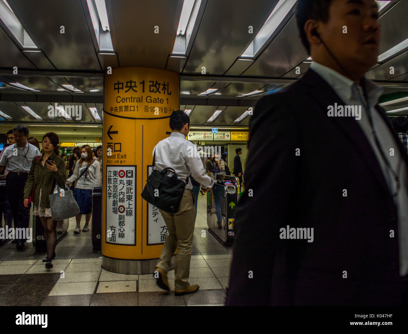 Menschen durch die Plattform ticket Tor eilt, Bahnhof Ikebukuro, Tokio, Japan. Stockfoto