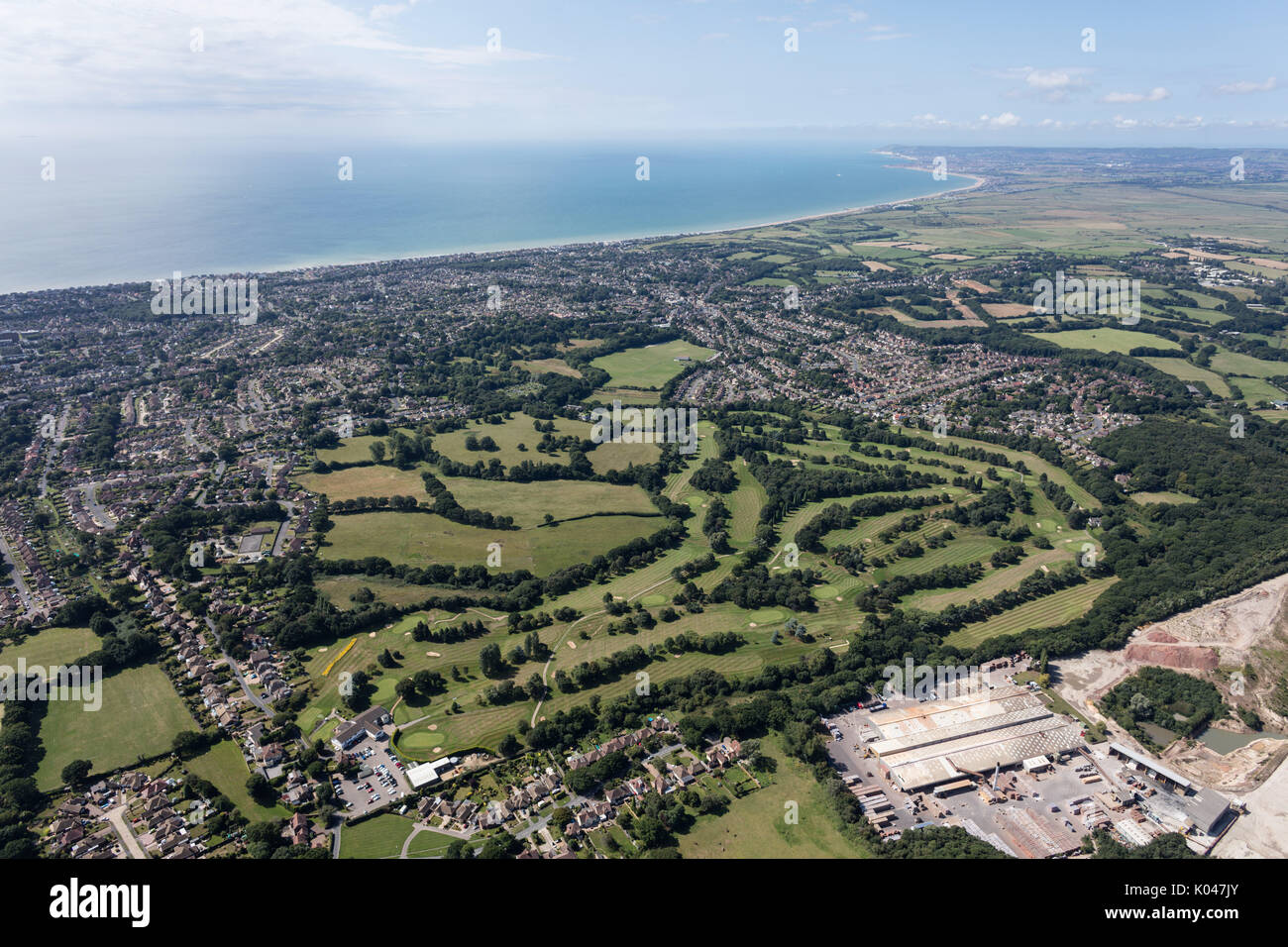 Eine Luftaufnahme von Bexhill-on-Sea und die Sussex Coast mit Eastbourne in der Ferne sichtbar Stockfoto