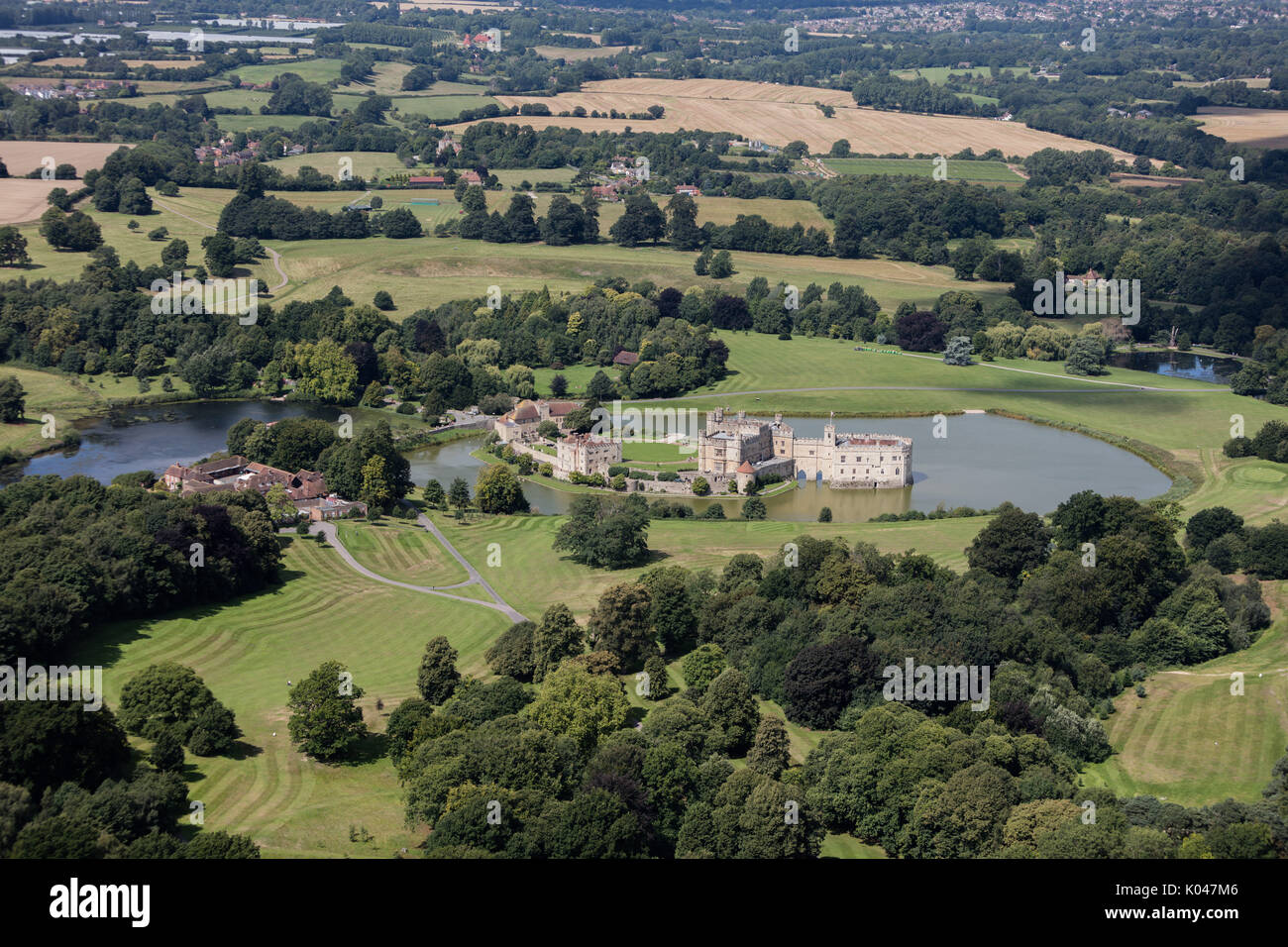 Eine Luftaufnahme von Leeds Castle und die umliegende Landschaft, Kent. Stockfoto