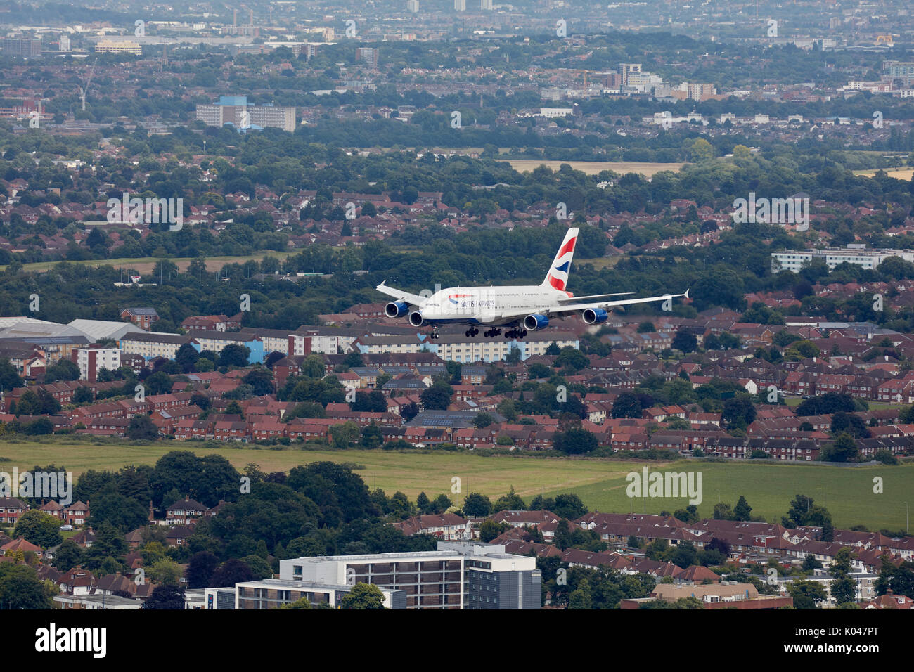 Einen British Airways Airbus A380 im Ansatz zum Flughafen London Heathrow Stockfoto