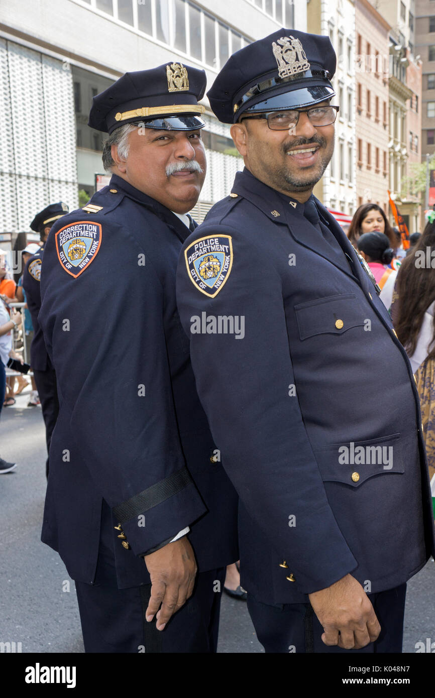 Eine indische amerikanische Korrekturen Officer & indischen amerikanischen Polizisten zu Beginn des Indien Day Parade 2017 in New York City. Stockfoto