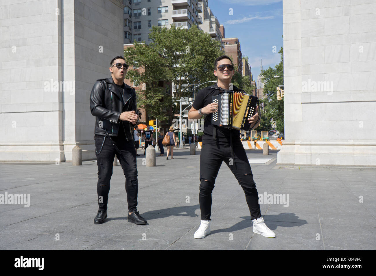 Kolumbianischen Musiker Jhon Mindiola & Camilo Carvajal Aufnahme ein Musik Video vor dem Bogen im Washington Square Park in Greenwich Village, NEW YORK CITY. Stockfoto