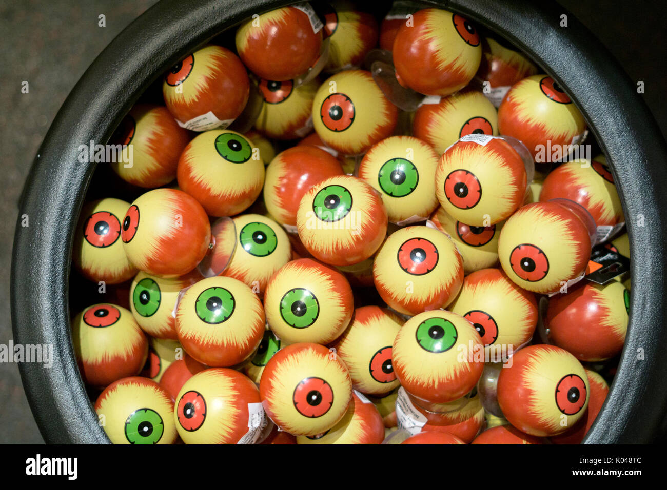 Ein Container mit Kunststoff Augäpfel für Verkauf auf dem Halloween Advenrture in Greenwich Village, New York City. Amerika, amerikanische, Fake, Stockfoto