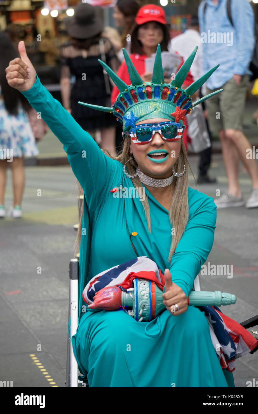 Bevor Sie auf Ihr Kostüm, Frau, kleidet sich wie die Freiheitsstatue  erbitten Geld in Times Square, gibt einen Daumen nach oben unterzeichnen  Stockfotografie - Alamy
