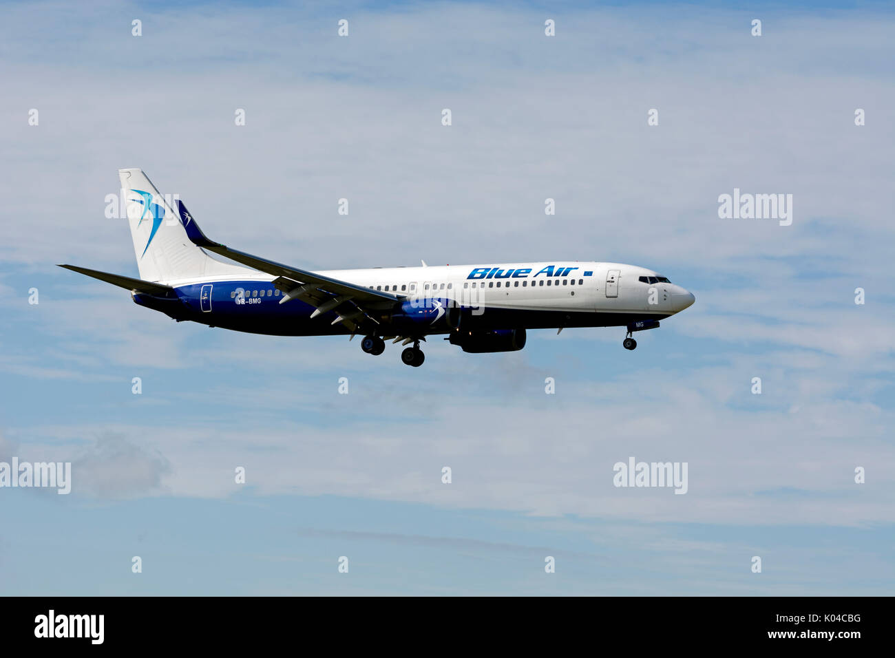 Blue Air Boeing 737-86 N Landung am Flughafen Birmingham, UK (YR-BMG) Stockfoto