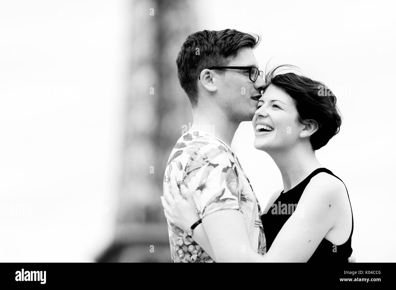 Ein Paar in Liebe in Paris, Frankreich Stockfoto