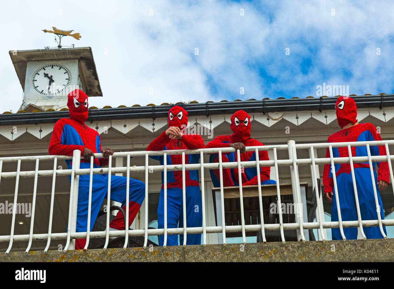 Spidermen zeichen Männer gekleidet wie SpiderMan Spider-man Spider Man auf dem Balkon von Aruba, Pier Ansatz in Bournemouth, Dorset, UK im August Stockfoto