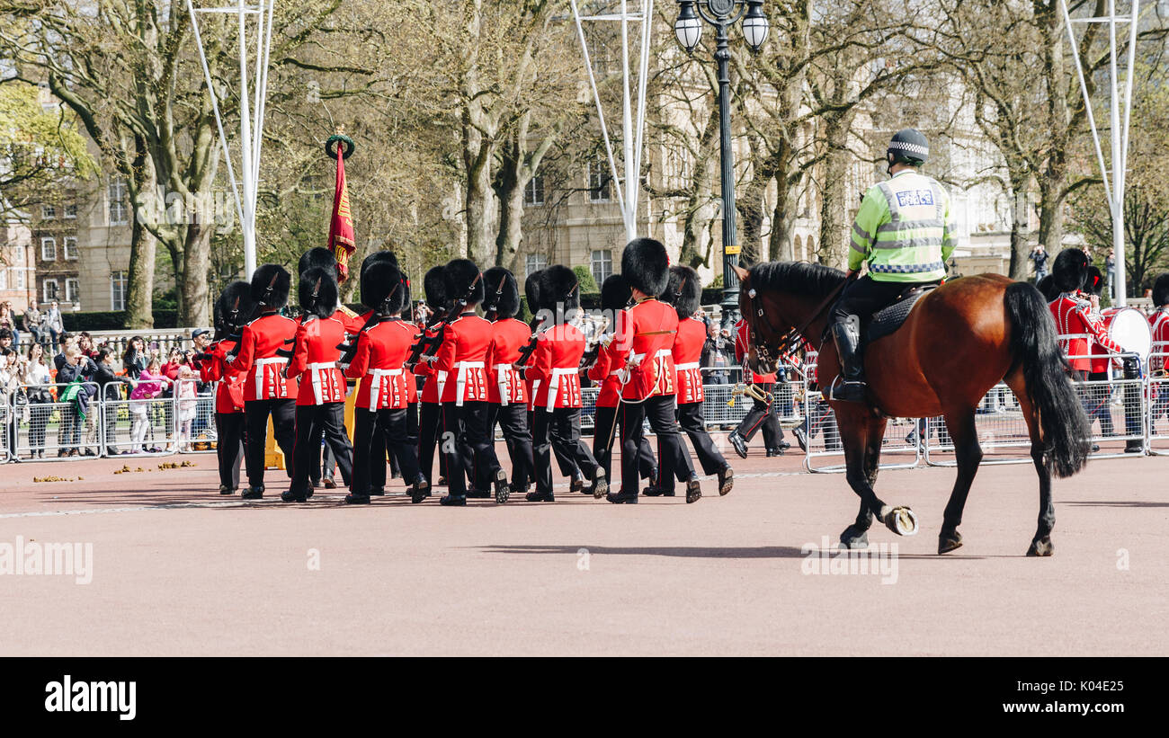 London, England - 4. April 2017 - die Wachablösung am Buckingham Palace, London, Vereinigtes Königreich. Stockfoto