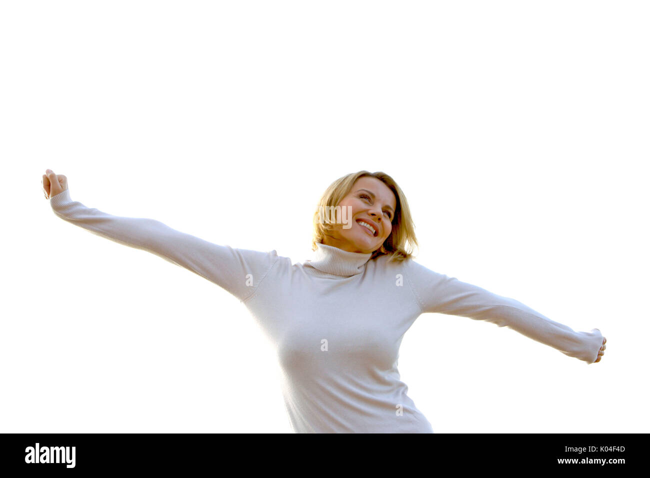 Hübsche blonde Frau mittleren Alters in einem Herbst Spaziergang an einem See. Stockfoto