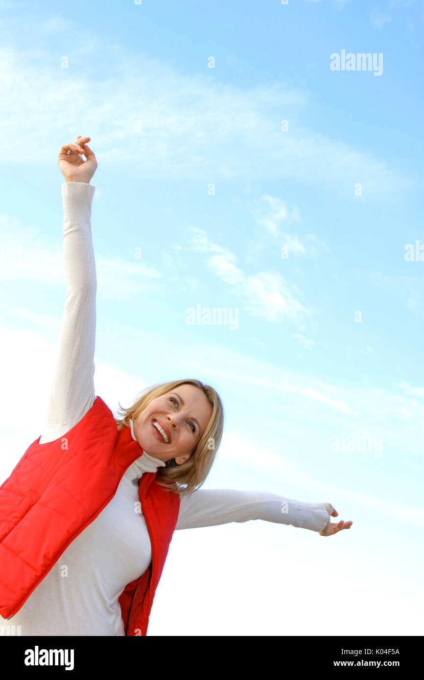 Hübsche blonde Frau mittleren Alters in einem Herbst Spaziergang an einem See. Stockfoto