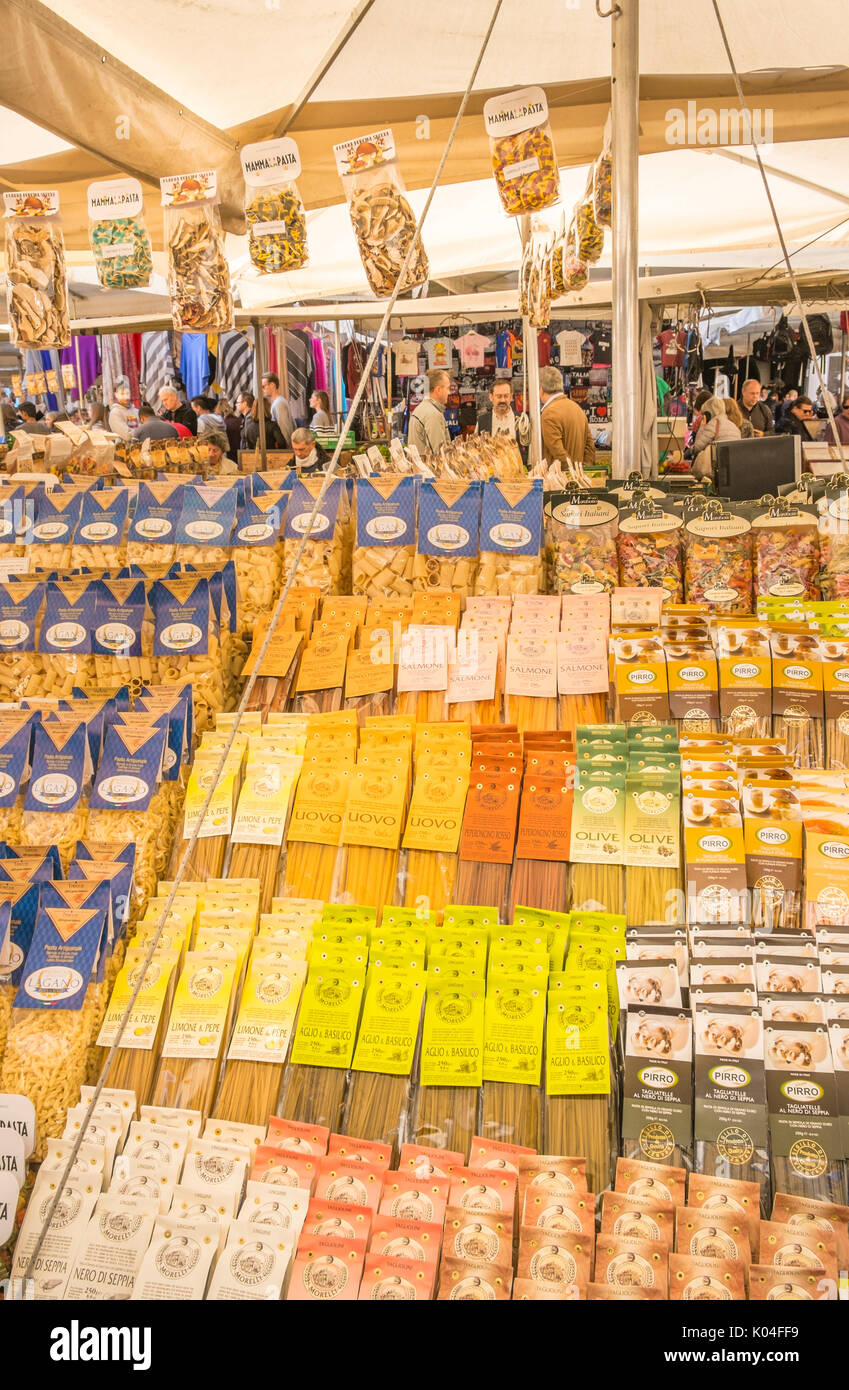 Verschiedene Arten von Pasta auf Anzeige ata a am Campo dei Fiori Marktstand Stockfoto