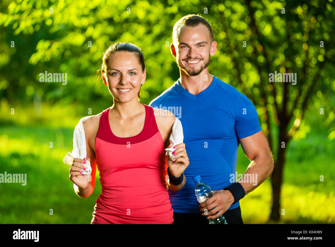 Sportlicher Mann und Frau nach dem Fitness Training Stockfoto