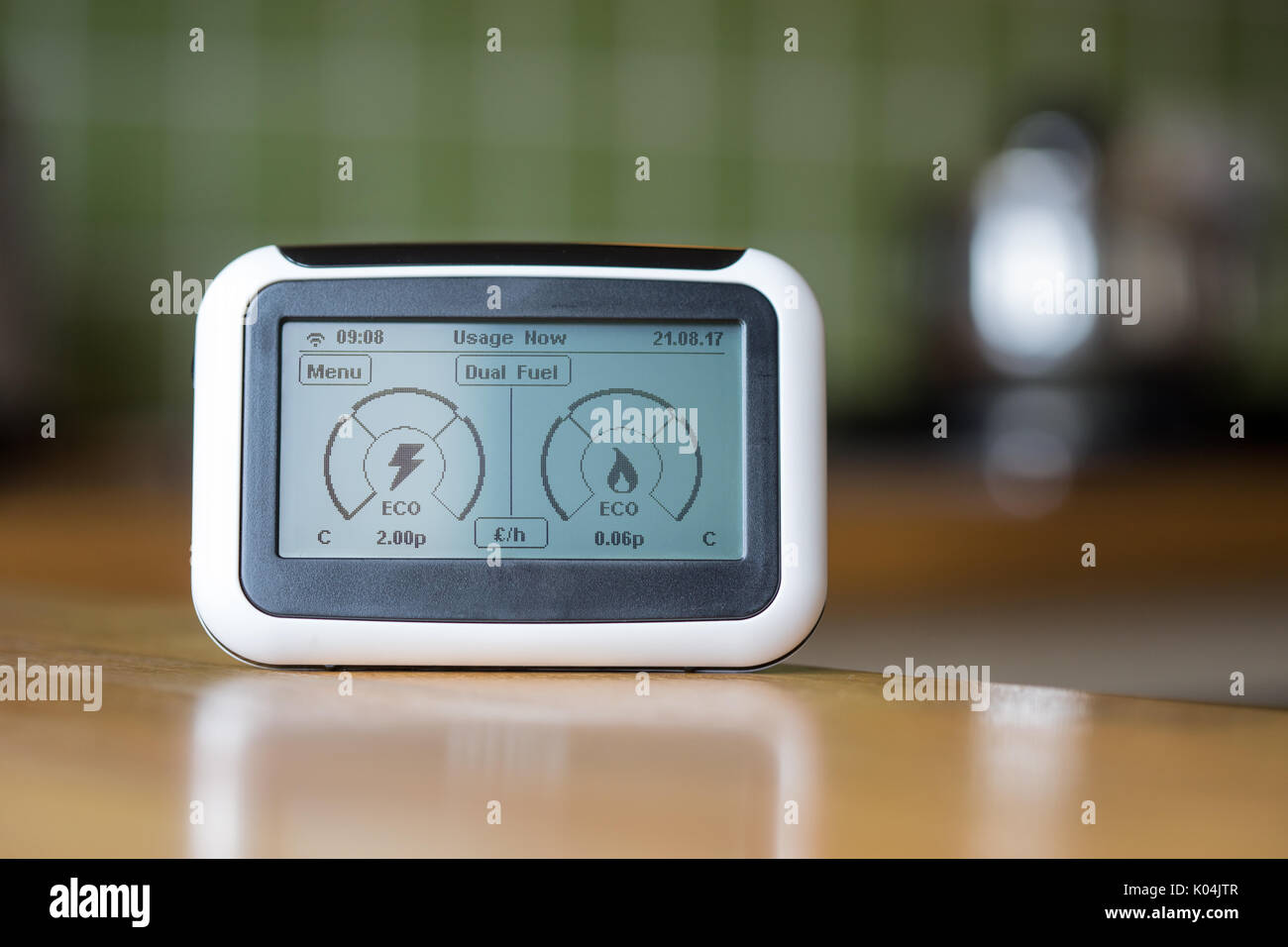 Domestic Energy Smart Meter auf einer Küchenarbeitsplatte angezeigte Produkte: Strom- und Gasverbrauch in Echtzeit Stockfoto