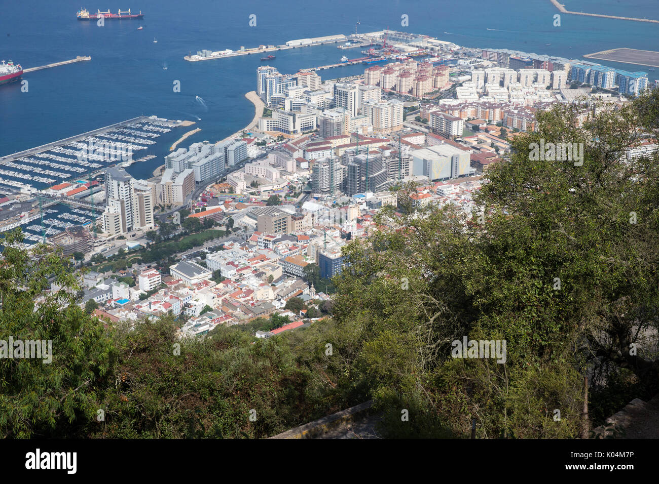 Blick auf Gibraltar von der Seilbahn Aussichtsplattform. Das britische Überseegebiet hat eine Bevölkerung von etwa 30.000 Menschen. Stockfoto