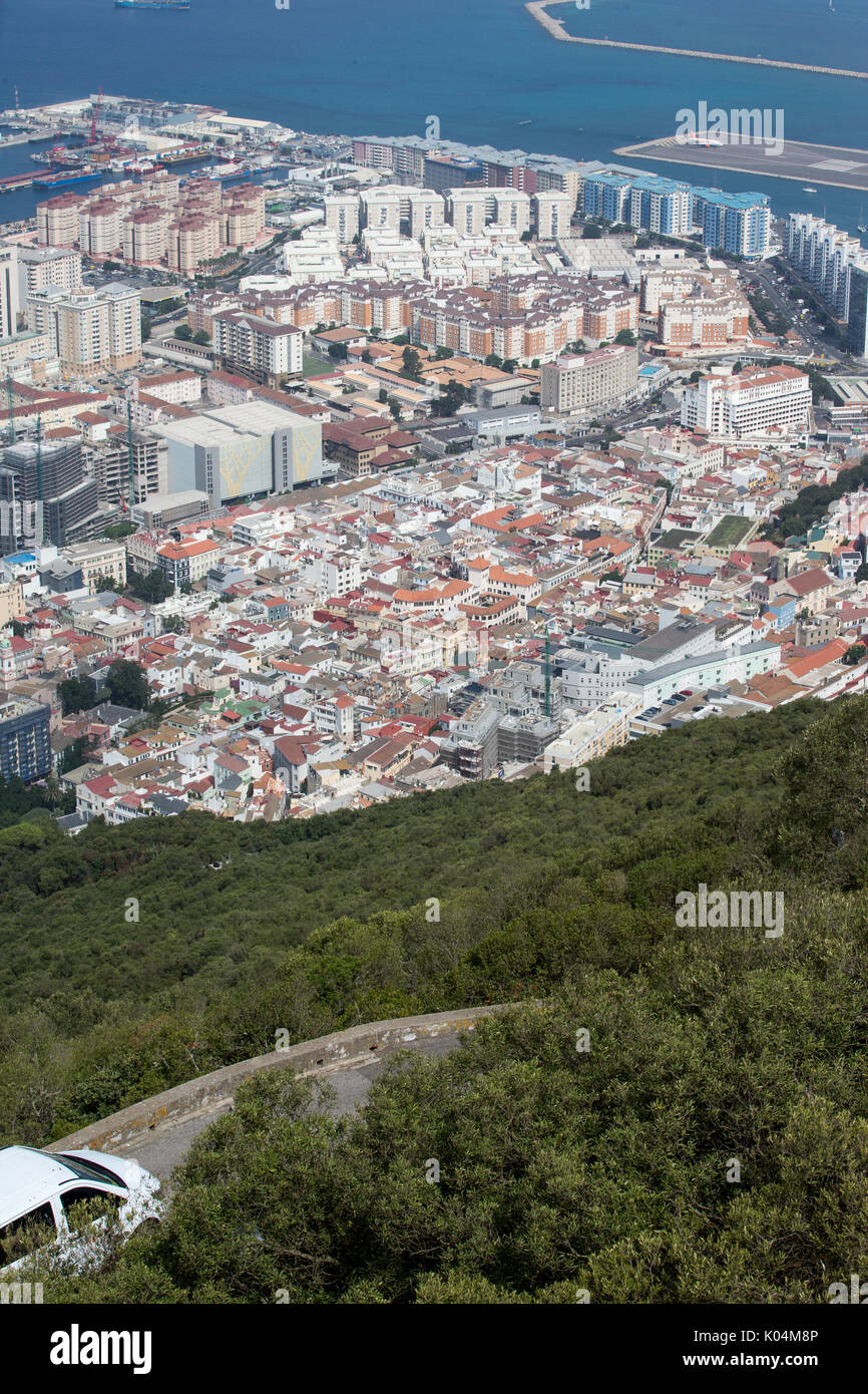 Blick auf Gibraltar von der Seilbahn Aussichtsplattform. Das britische Überseegebiet hat eine Bevölkerung von etwa 30.000 Menschen. Stockfoto