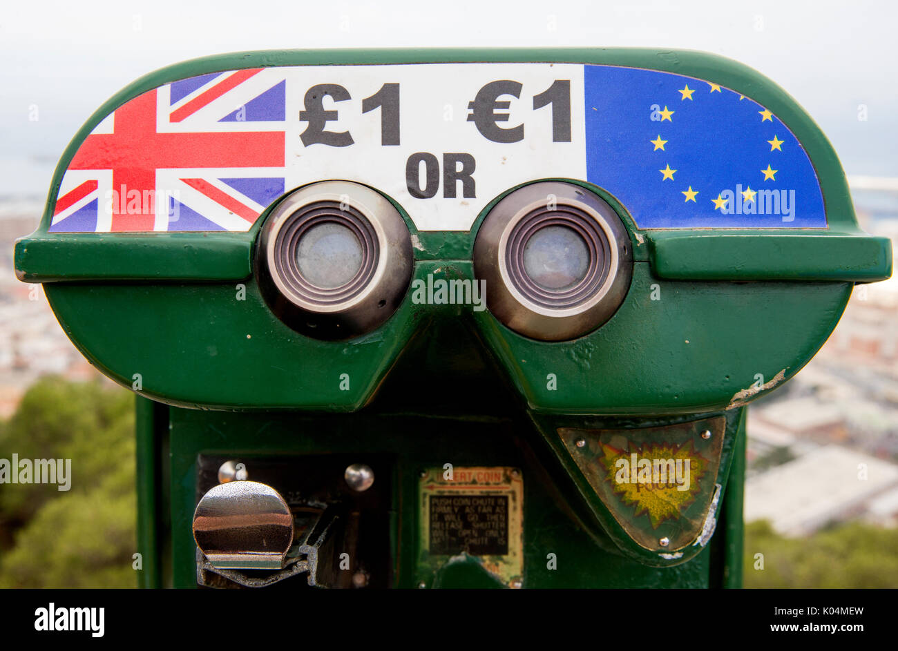 Teleskop in Gibraltar mit einem £1 und € 1 anmelden und einen Union Jack und EU-Flag-Looking in die Zukunft. Stockfoto