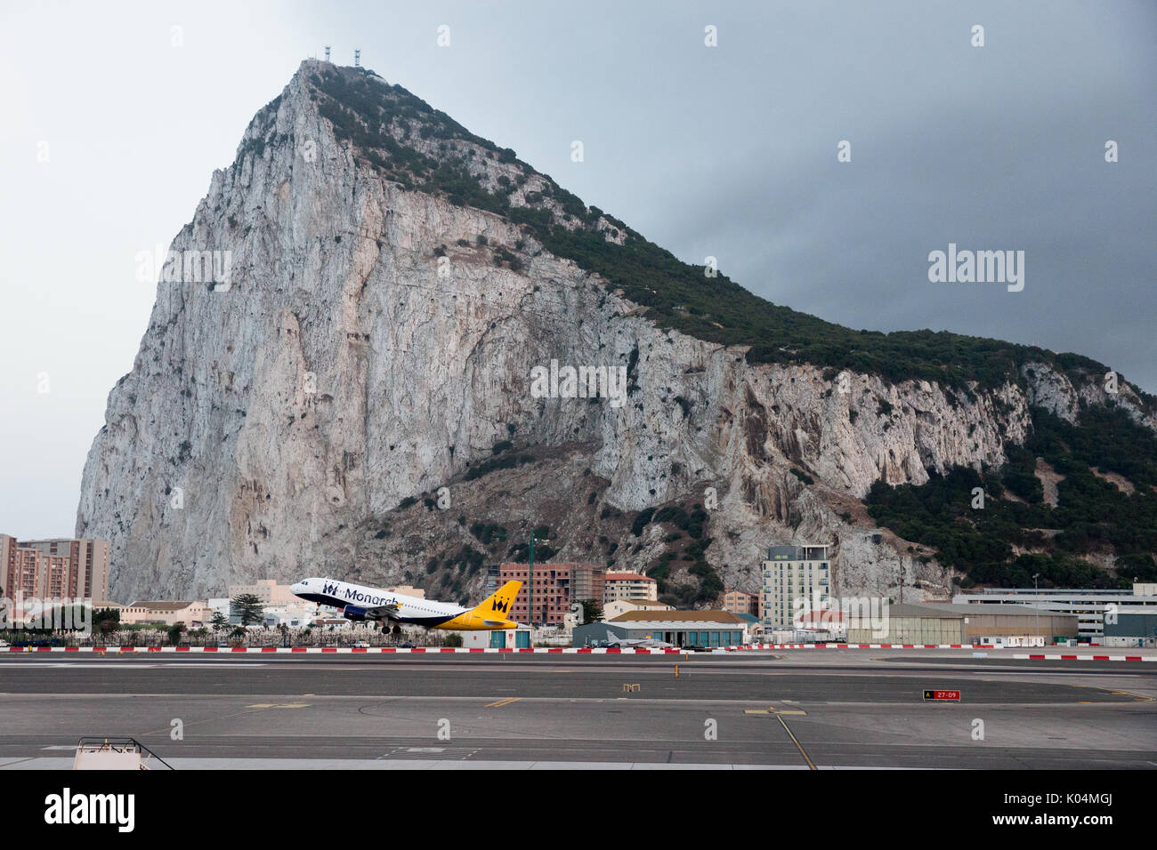 Monarch Airbus A320-200 hebt ab auf den Flughafen von Gibraltar mit dem Felsen von Gibraltar als Hintergrund Stockfoto