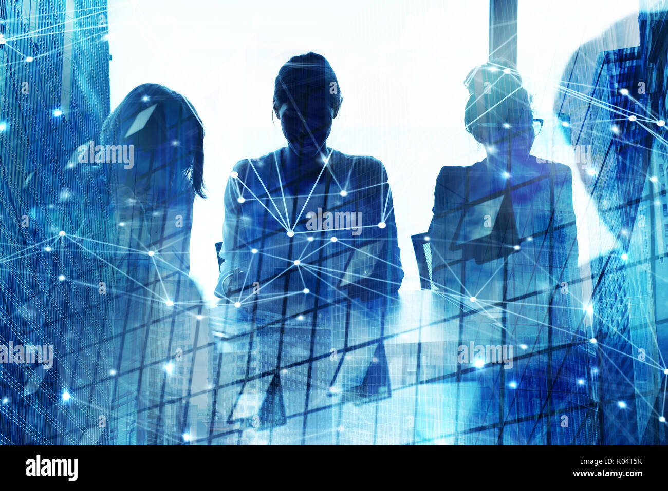 Silhouette der Unternehmer im Büro mit Netzwerk Wirkung. Konzept der Partnerschaft und Zusammenarbeit. Stockfoto