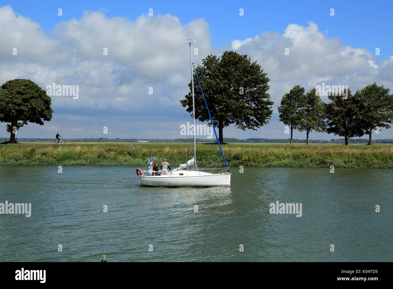 Segelboot auf dem Fluss Somme bei Flut am Quai Blavet, Saint Valery sur
