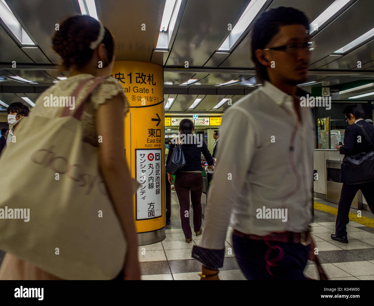 Menschen durch die Plattform ticket Tor eilt, Bahnhof Ikebukuro, Tokio, Japan. Stockfoto