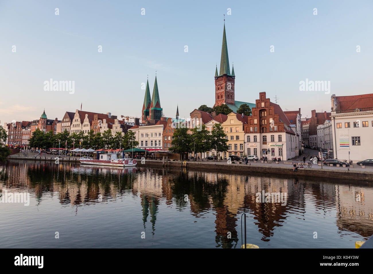 Altstadt und Fluss Trave bei Lübeck, SchleswigHolstein, Deutschland Stockfotografie Alamy