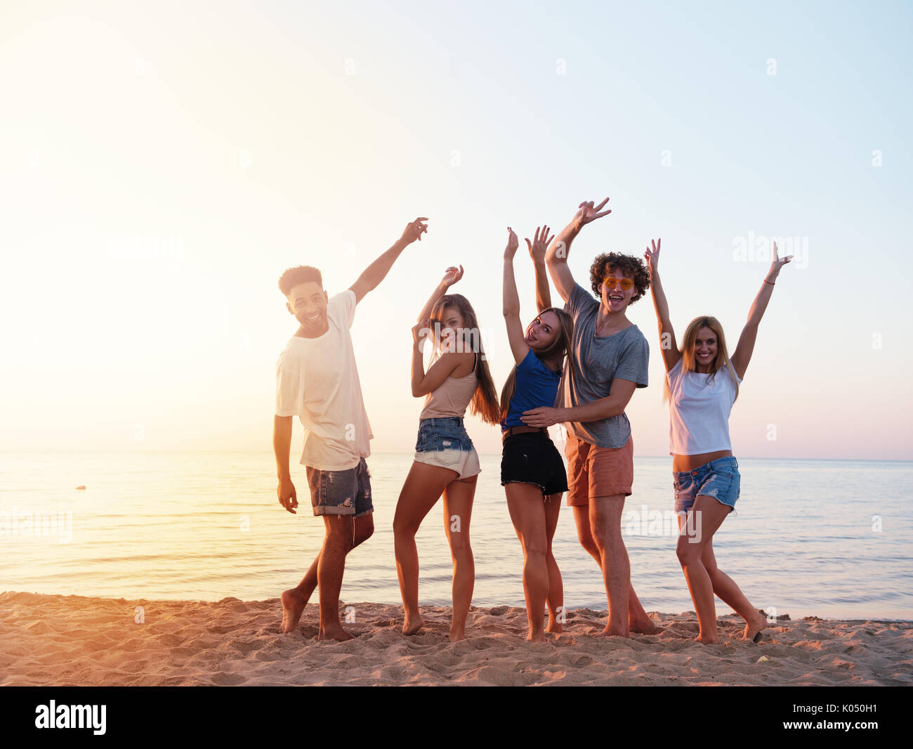Gruppe von Freunden, die Spaß am Strand Stockfoto