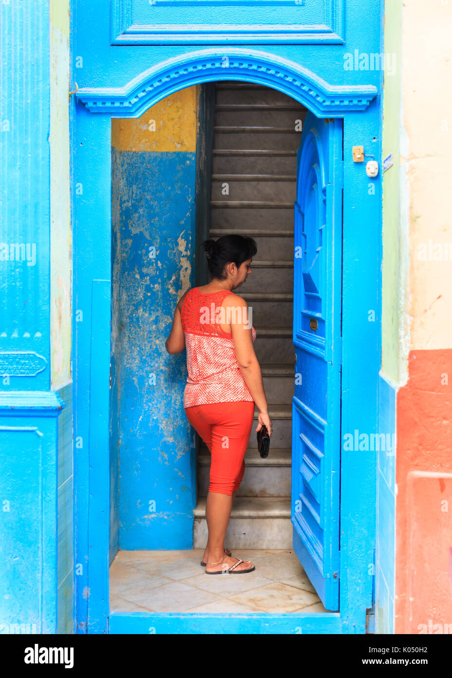 Kubanische Frau in eine bunte Tür in Habana Vieja, die Altstadt von Havanna, Kuba Stockfoto
