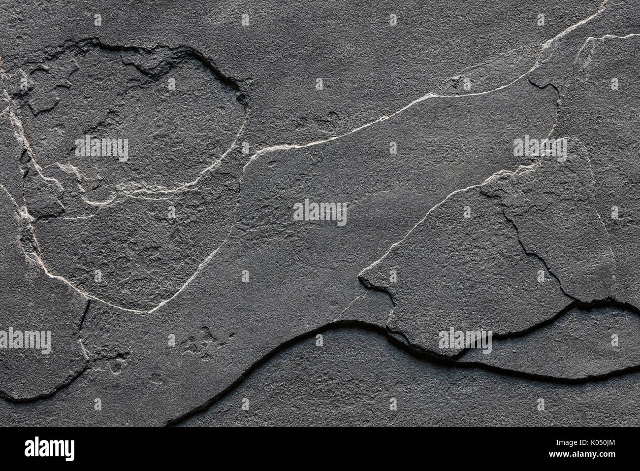Natürliche Layered rauh Schiefer Hintergrund Textur in Dunkelgrau Stockfoto