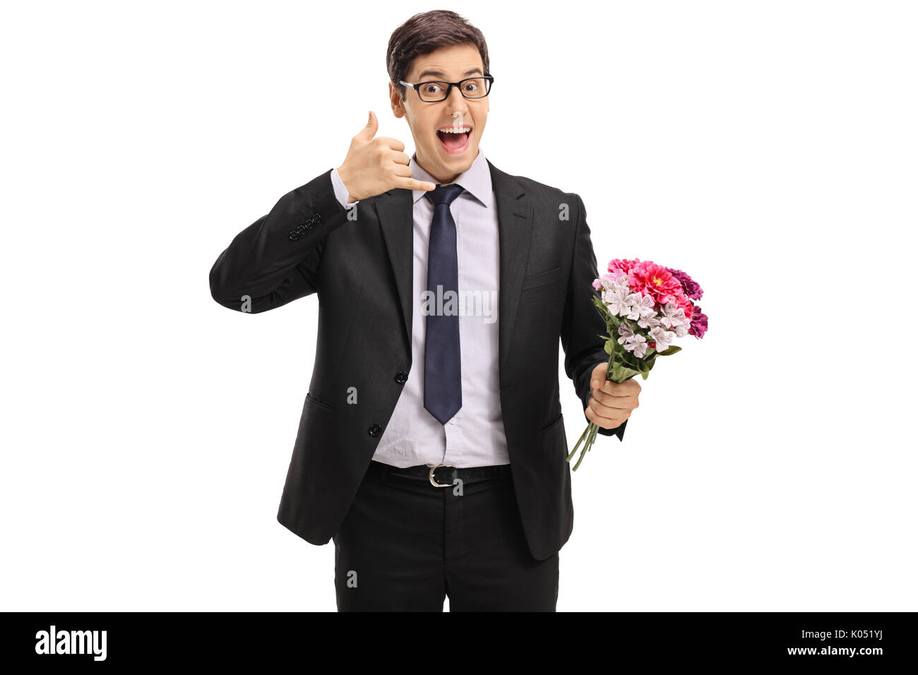 Fröhliche Geschäftsmann mit Blumen einen Anruf machen mich Geste auf weißem Hintergrund Stockfoto