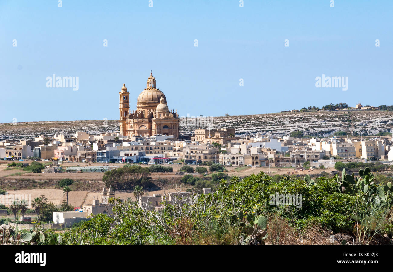 Die xewkija Rotunda dominiert die Skyline auf der Insel Gozo an einem klaren, wolkenlosen Tag. Stockfoto