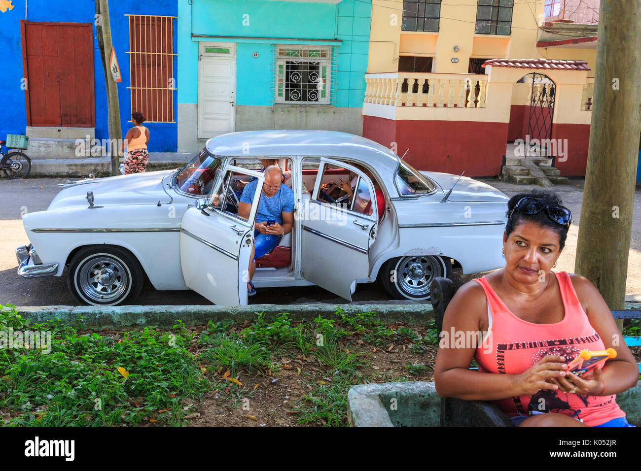 Kubaner mit Mobiltelefonen versuchen wiifi Hotspot, Rezeption in Regla, Havanna, Kuba Stockfoto