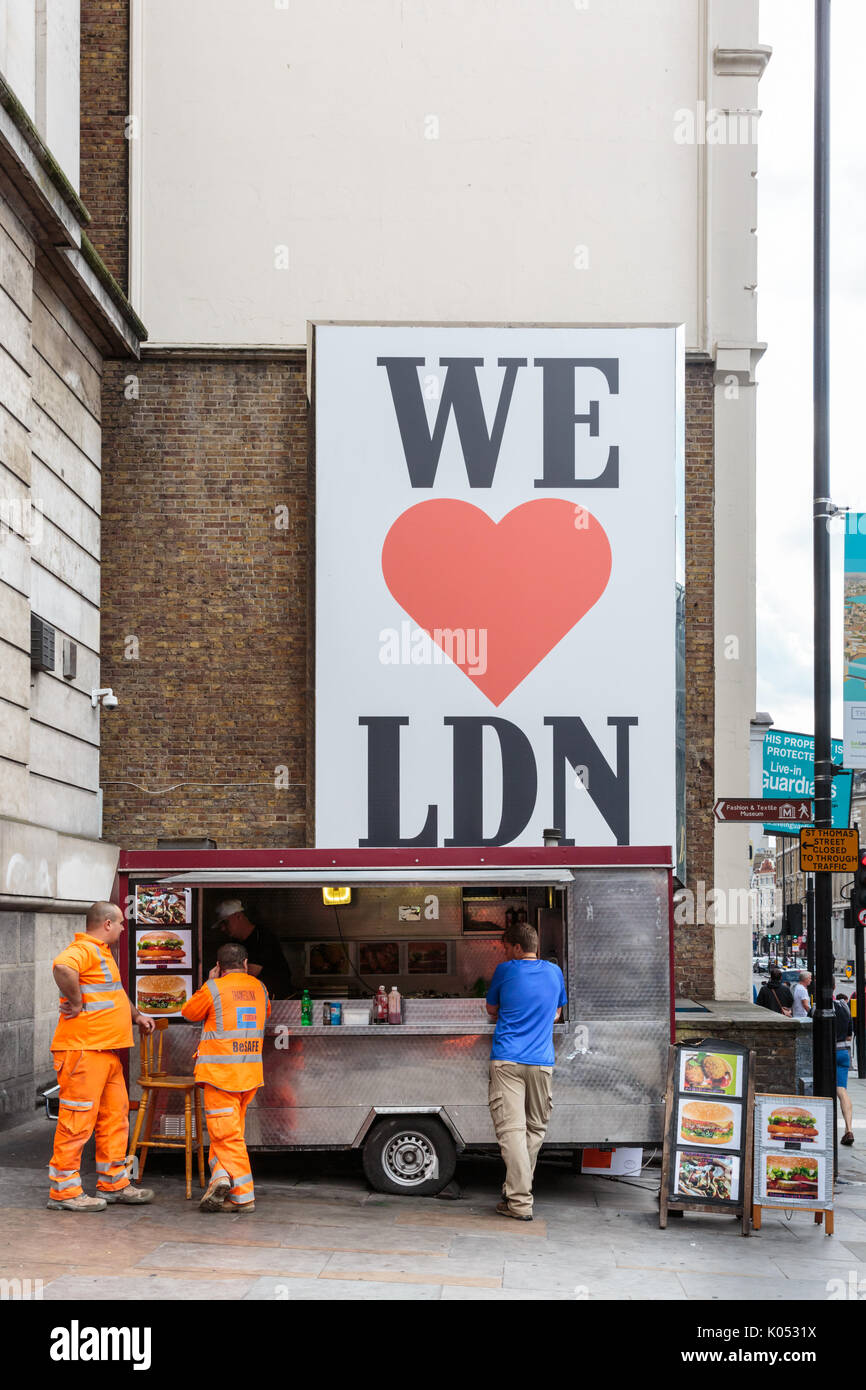 Wir lieben LND (London) Zeichen über ein Essen im Borough High Street Stall, in bezug auf eine vorherige Terroranschlag, Borough Markt, Borough High Street, Lo Stockfoto
