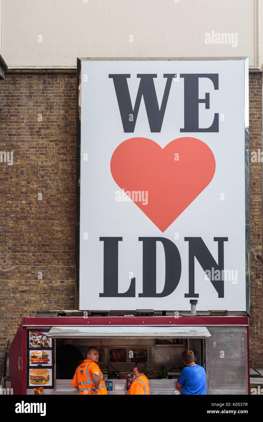 Wir lieben LND (London) Zeichen über ein Essen im Borough High Street Stall, in bezug auf eine vorherige Terroranschlag, Borough Markt, Borough High Street, Lo Stockfoto