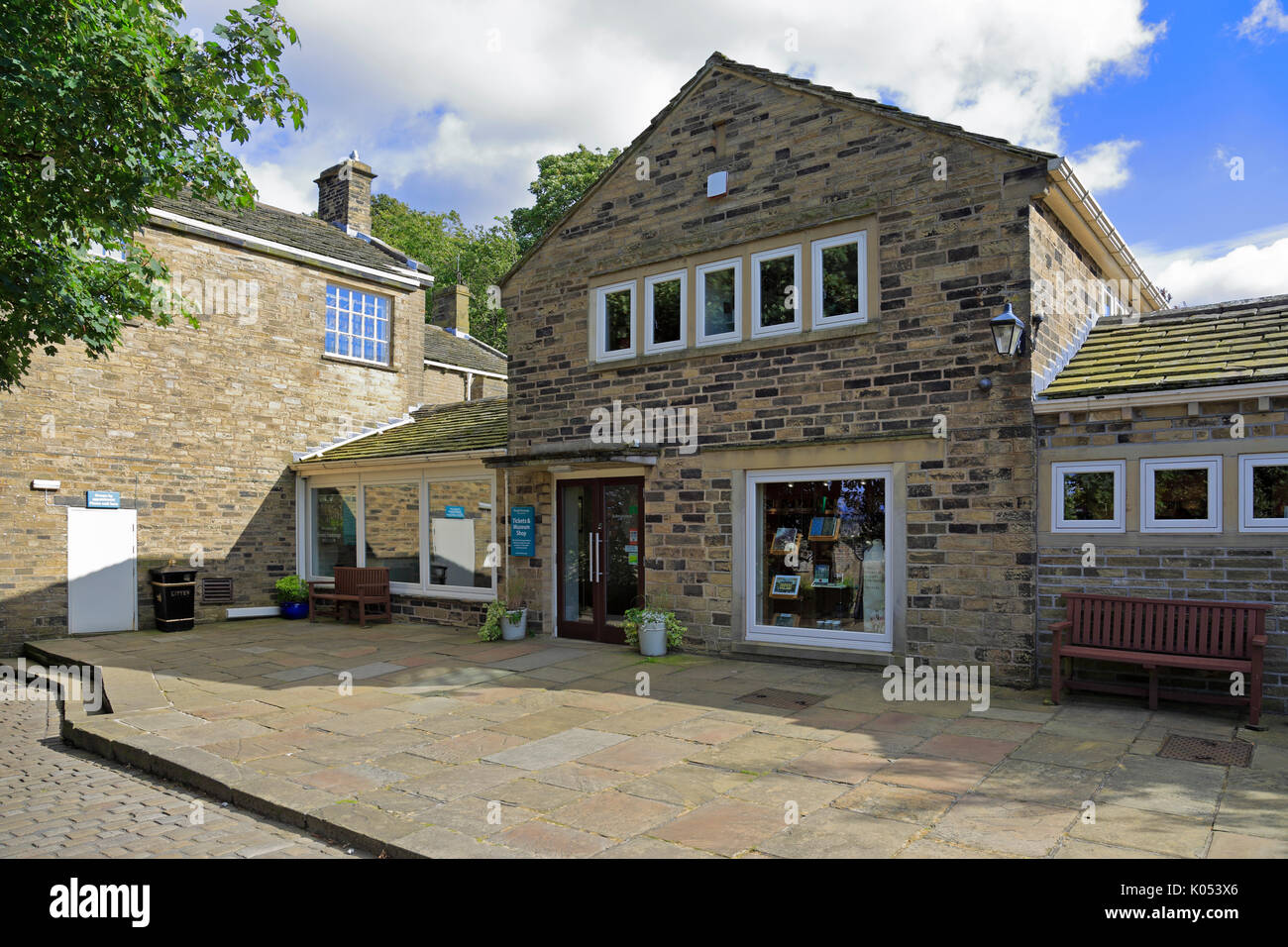 Brontë Parsonage Museum Eingang und Shop, Haworth, West Yorkshire, England, UK. Stockfoto