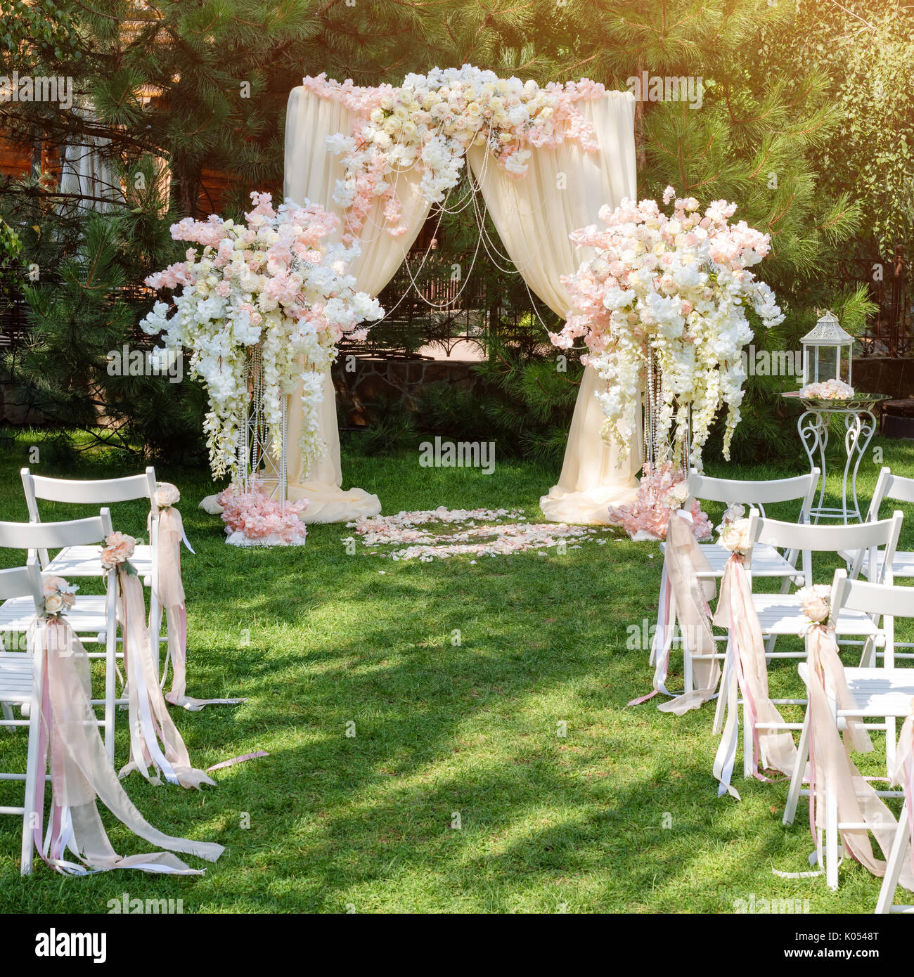 Hochzeit Bogen Mit Tuch Und Blumen Im Freien Eingerichtet Schone