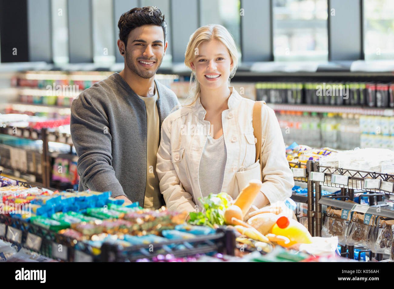 Portrait lächelnden jungen Paar Einkaufen im Markt Stockfoto