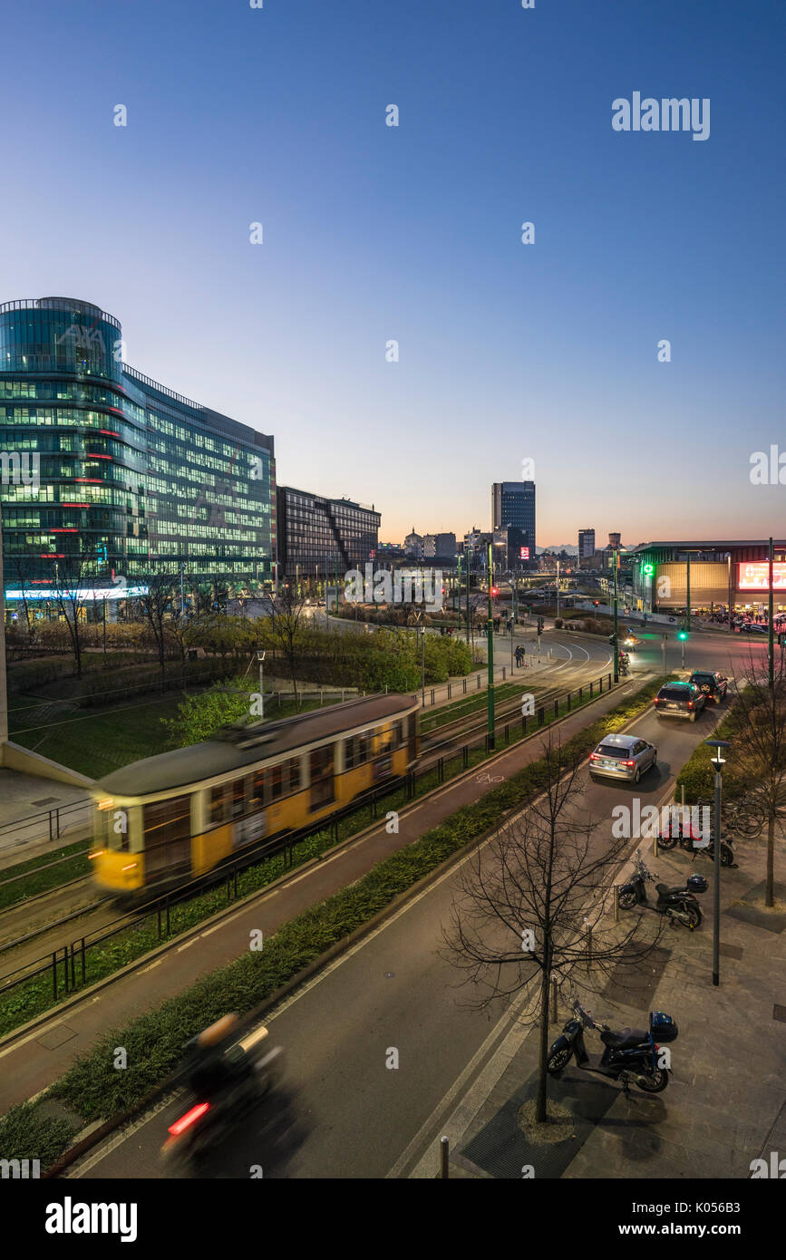 Mailand, Lombardei, Italien. Eine Straßenbahn vor der Porta Garibaldi Bahnhof laufen Stockfoto