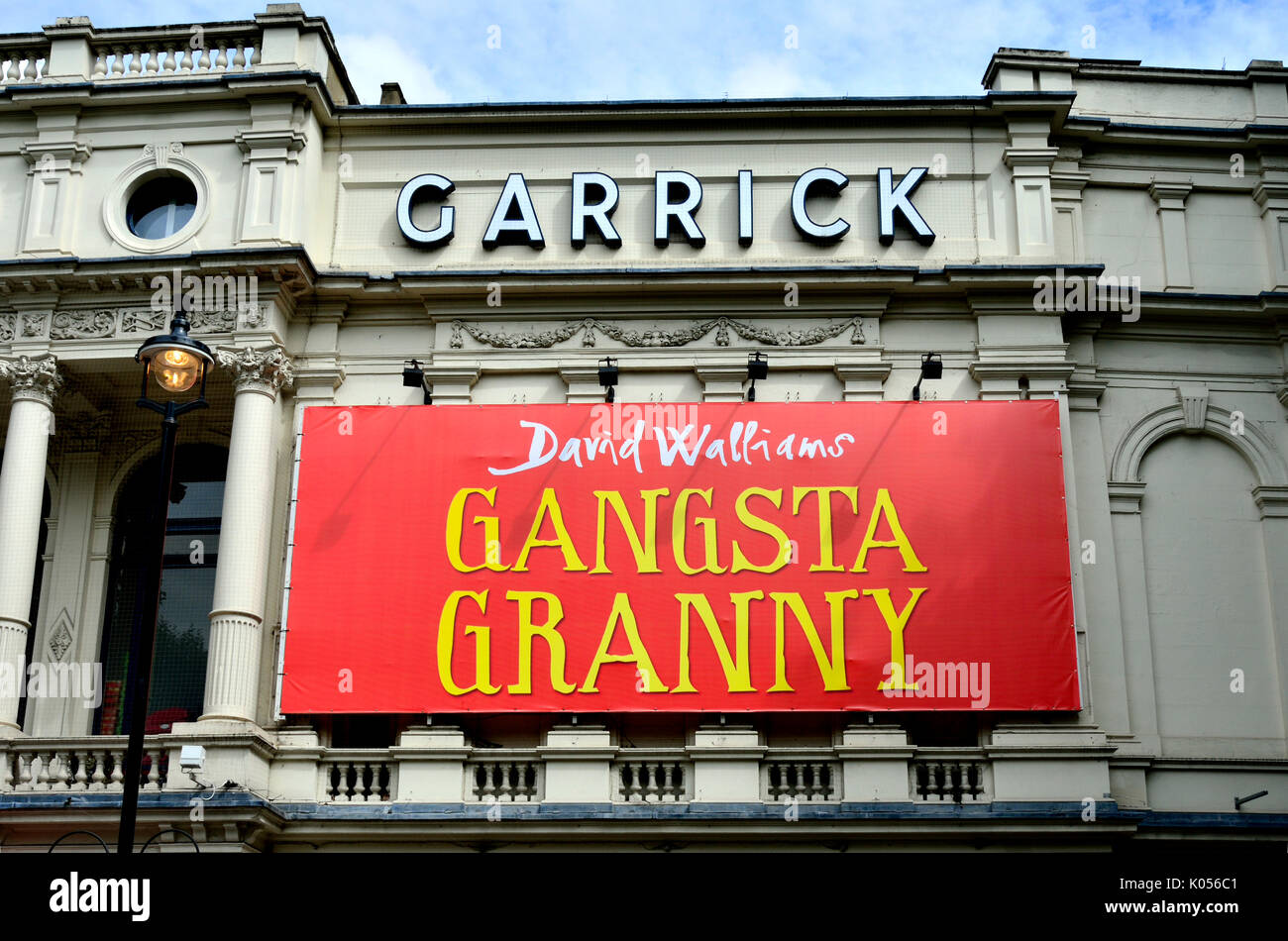 London, England, UK. "Gangsta Oma' (David Walliams) im Garrick Theatre, Charing Cross Road Stockfoto